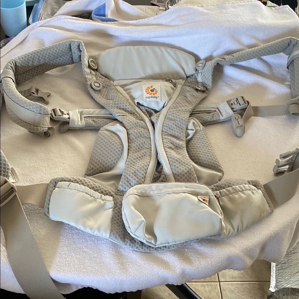 Ergobaby Carrier in Beige and Gray